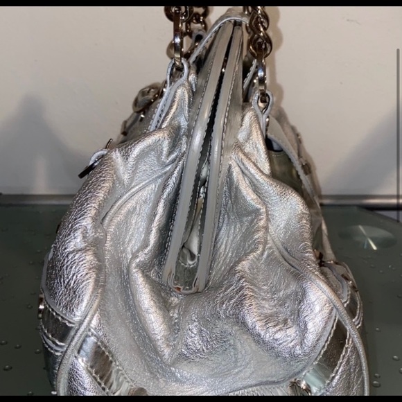 VERSACE RARE METALLIC SILVER LEATHER & OSTRICH LEATHER CLEAN SHOULDER BAG. - Picture 4 of 15